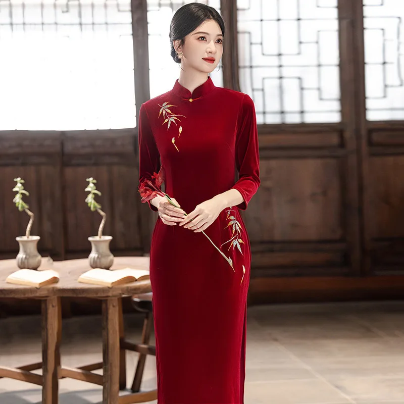 

Красное бархатное Cheongsam в китайском стиле с вышивкой и длинными рукавами, улучшенное для молодых женщин, облегающее платье для весны и осени Qipao