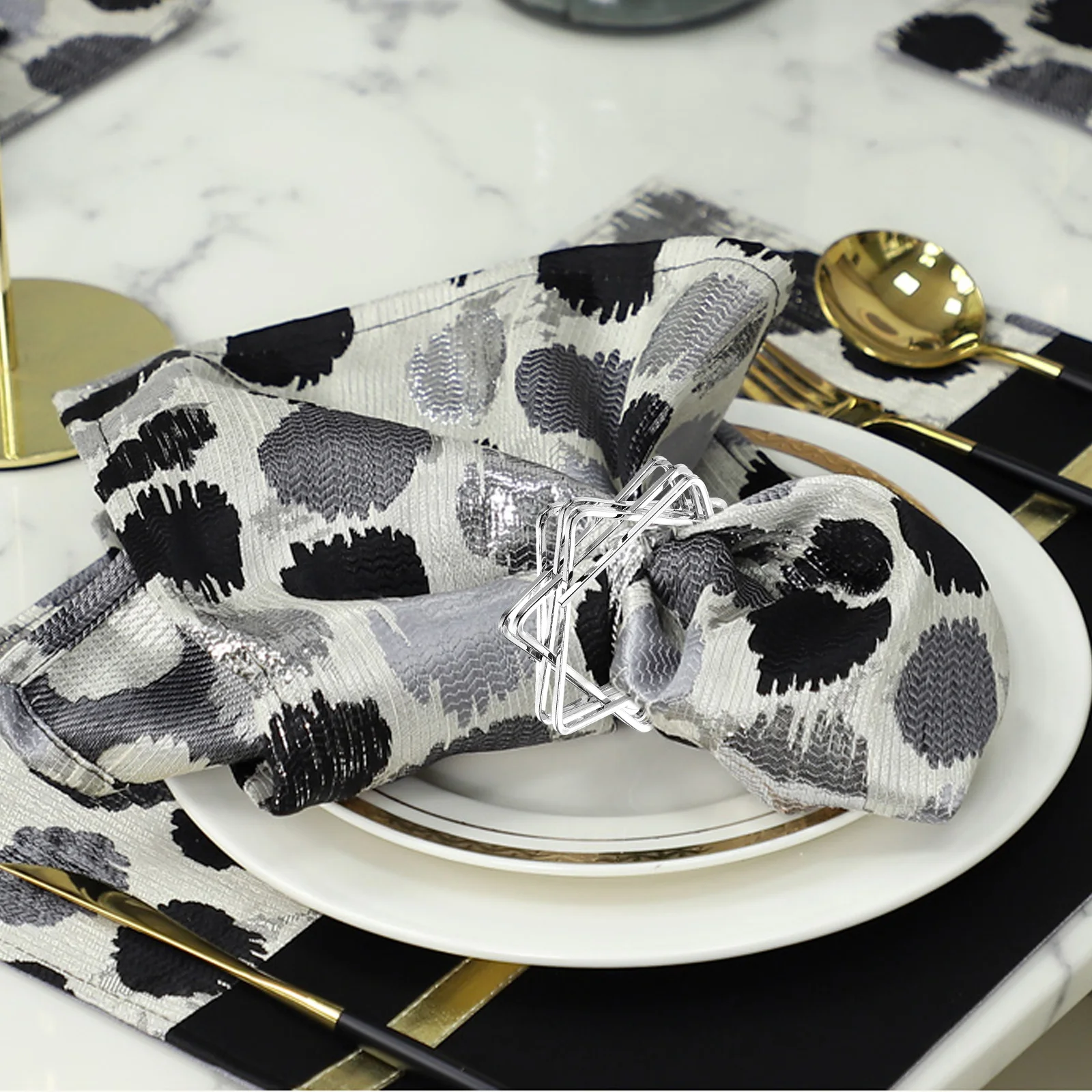 

Metal Hollow Napkin Ring Decorative Dining Table Buckle for Party Napkin Holder Table Decoration Desktop Decor
