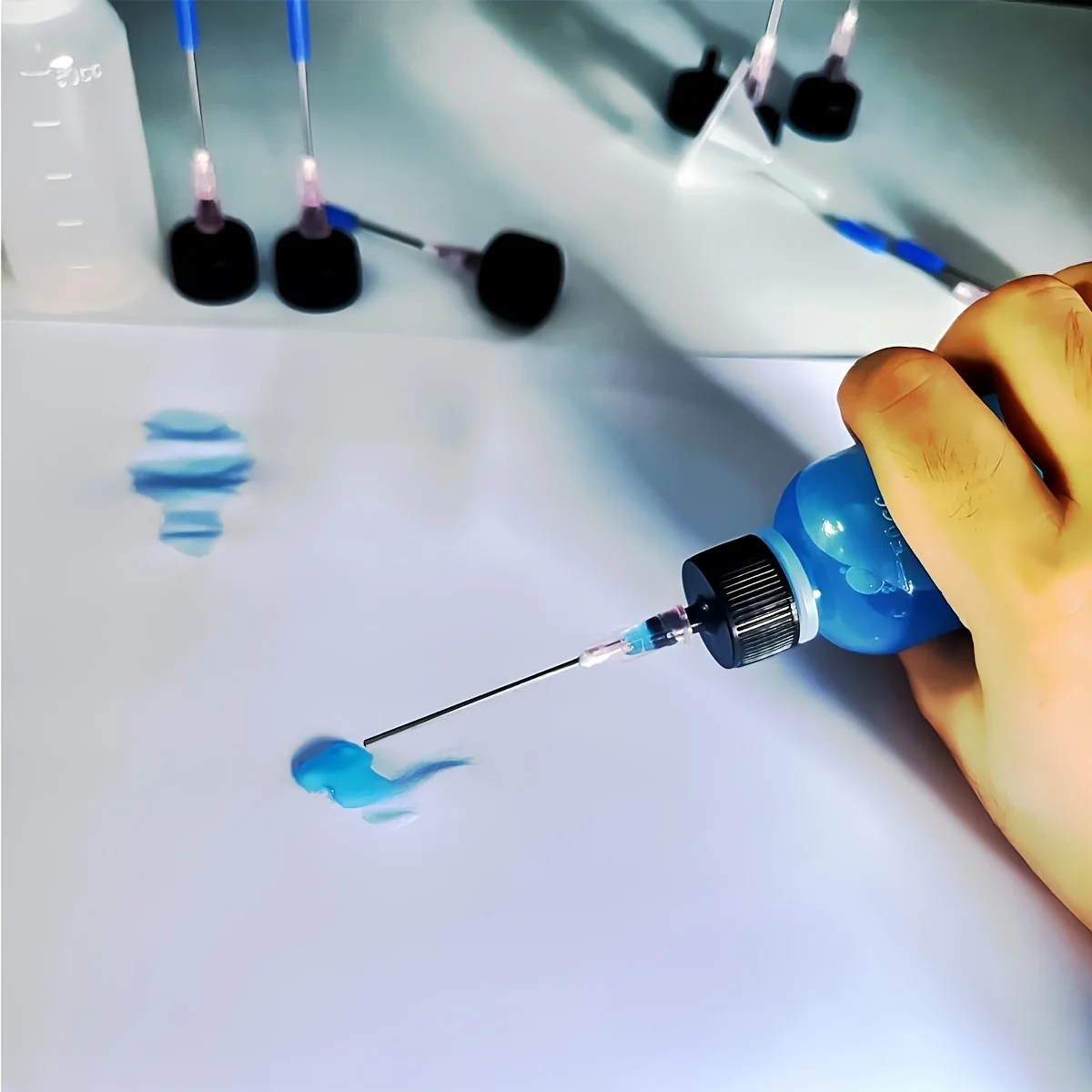 21 قطعة من زجاجات الاستغناء عن المختبر القابلة لإعادة الاستخدام مع أغطية زرقاء، مناسبة لنقل السوائل الدقيق والعمليات اليدوية وما إلى ذلك.