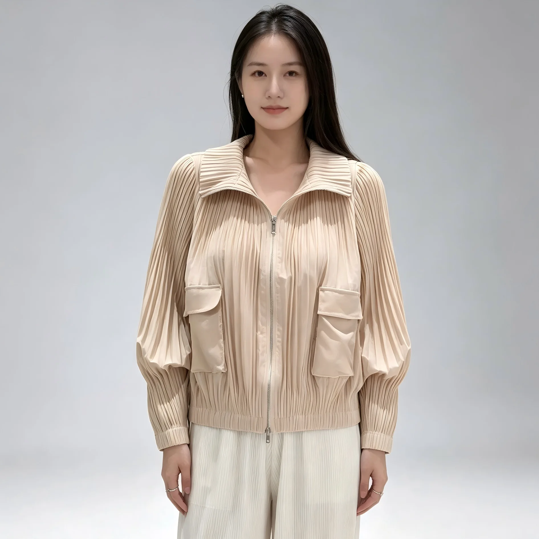 Casual Loose Pleated Coat for Women, Beige Zip‑Up Short Jacket Turn‑Down Collar Cargo Patch Pockets Elastic Hem Long Sleeve Top