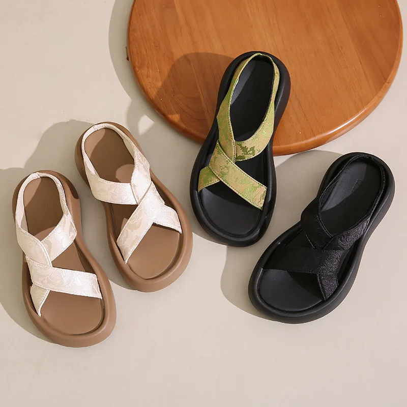 صنادل نسائية سميكة القاع صيف 2025 نمط جديد أحذية الشاطئ غير رسمية مرتفعة كل مباراة الانزلاق على النعال المطاطية