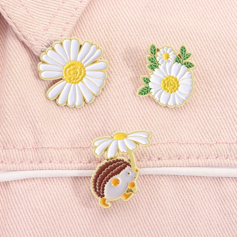 Alfileres esmaltados de flor de Margarita y erizo de dibujos animados, broches de plantas medicinales de manzanilla, insignia de solapa, regalo de joyería divertido para amigos