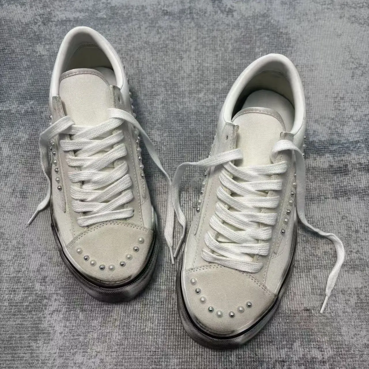 Zapatillas de Lona Blancas de Alta Gama, Estilo Desgastado con Perlas, Unisex, para Parejas, Modernas y Urbanas
