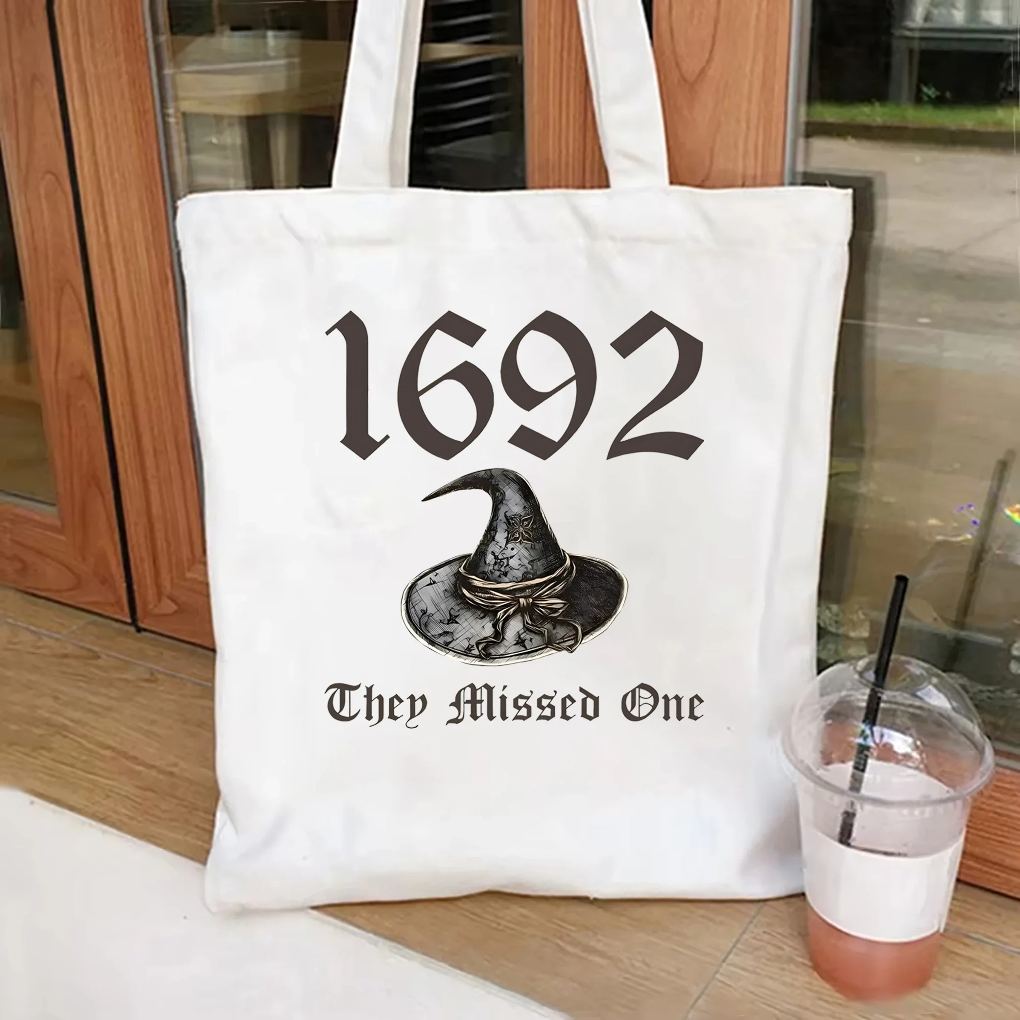 Salem Witch Women's tote bag 1692 They Missed One tote bag Horror Season Sanderson Witch Cosmetic Bag Halloween Shoulder Bag