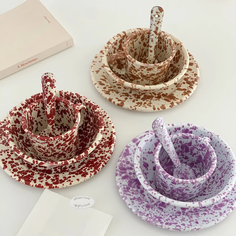 Vajilla de colores con tinta salpicada esmaltada, cucharas esmaltadas, tazas, cuencos, platos, yogur, avena, desayuno, utensilios de cocina para el hogar