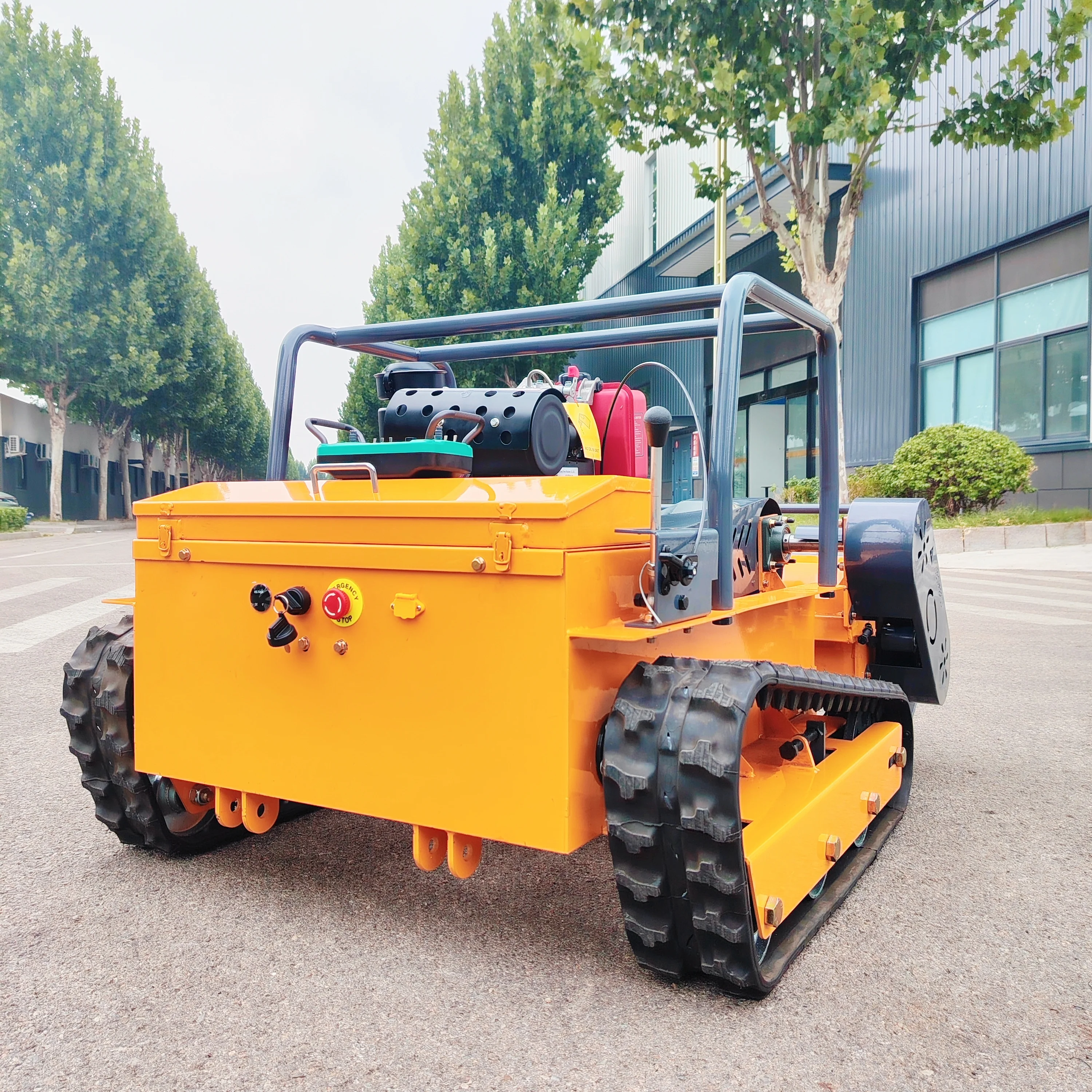 Multifunktionaler Rasenmäher, ferngesteuerter Rasenmäher, geeignet für den Rasenmähen im Hausgarten.