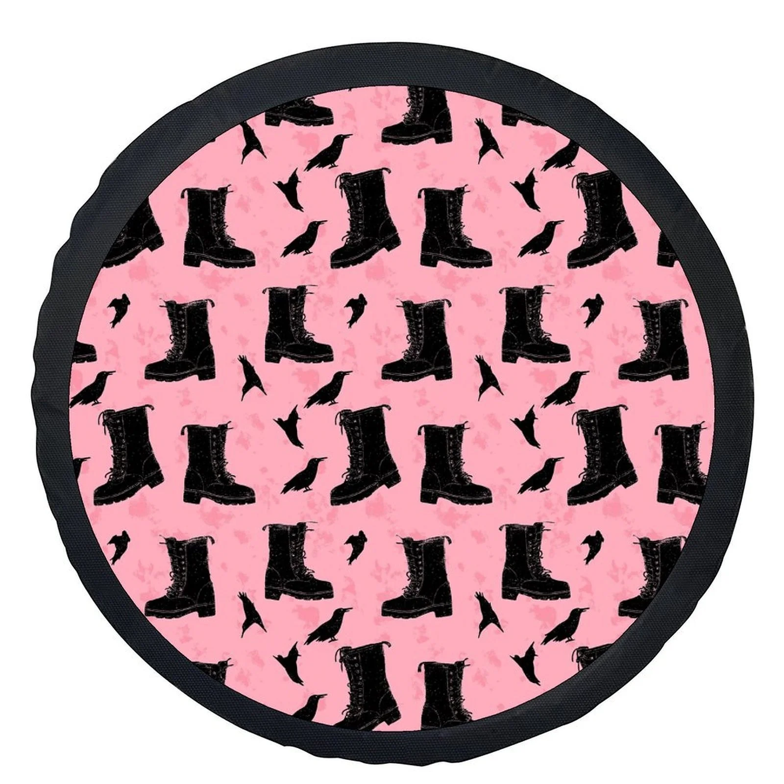 

Черные армейские ботинки и чехол для ворон, розовый чехол на колесо в готическом стиле