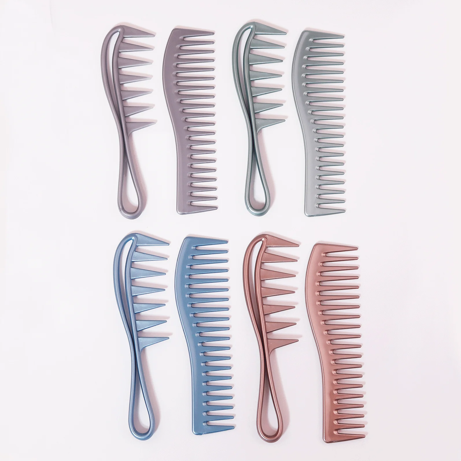 

Профессиональный набор расчесок с широкими зубьями, подходит для домашней укладки волос, а также для сухих и влажных волос, специально для париков из натуральных волос.