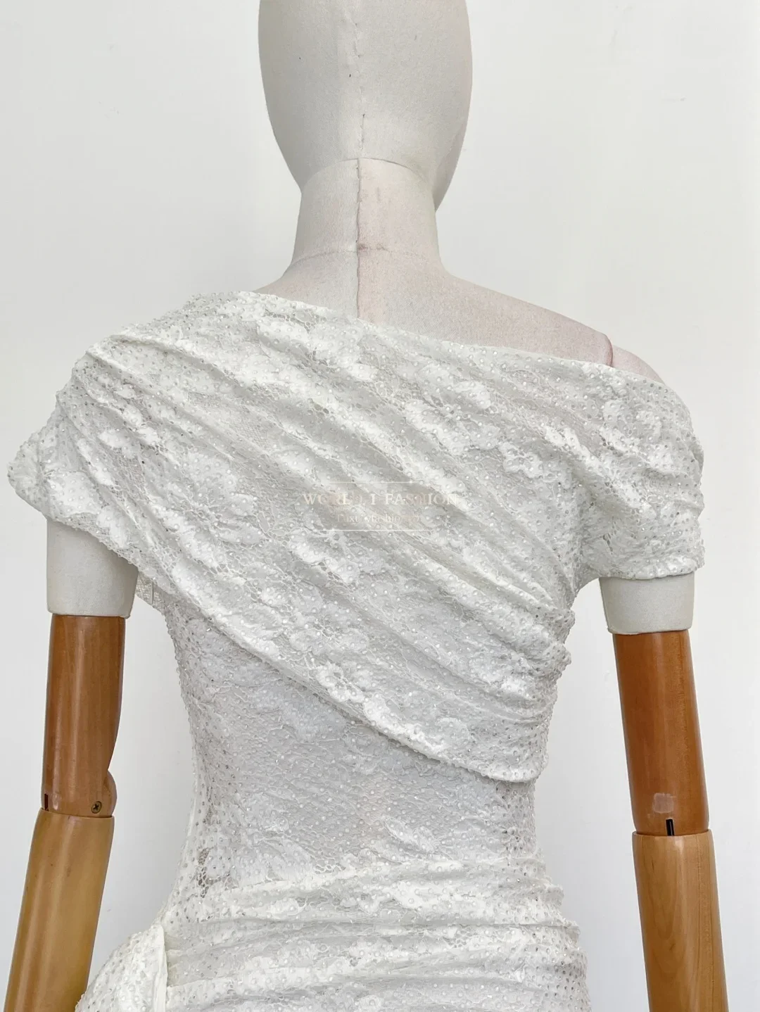 Nowa, piękna, biała sukienka mini z koronkowymi kwiatami, z odkrytymi ramionami i bez rękawów dla kobiet, rok 2025.