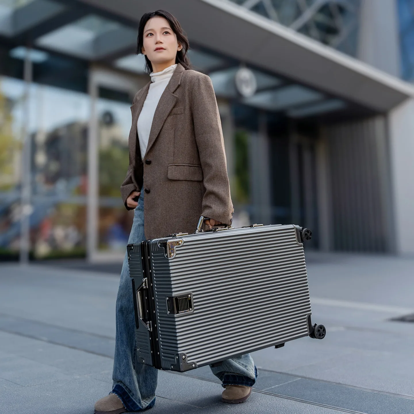 

Чемодан Wolverine, жесткий чемодан с 108 заклепками, размером 20-28 дюймов, с бесшумными колесами для любой местности и подставкой для стакана.