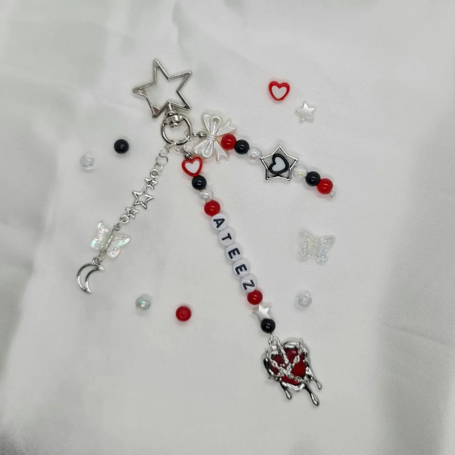 سلسلة مفاتيح مطرزة مصنوعة يدويًا من K-POP، وحقيبة/سحر الهاتف