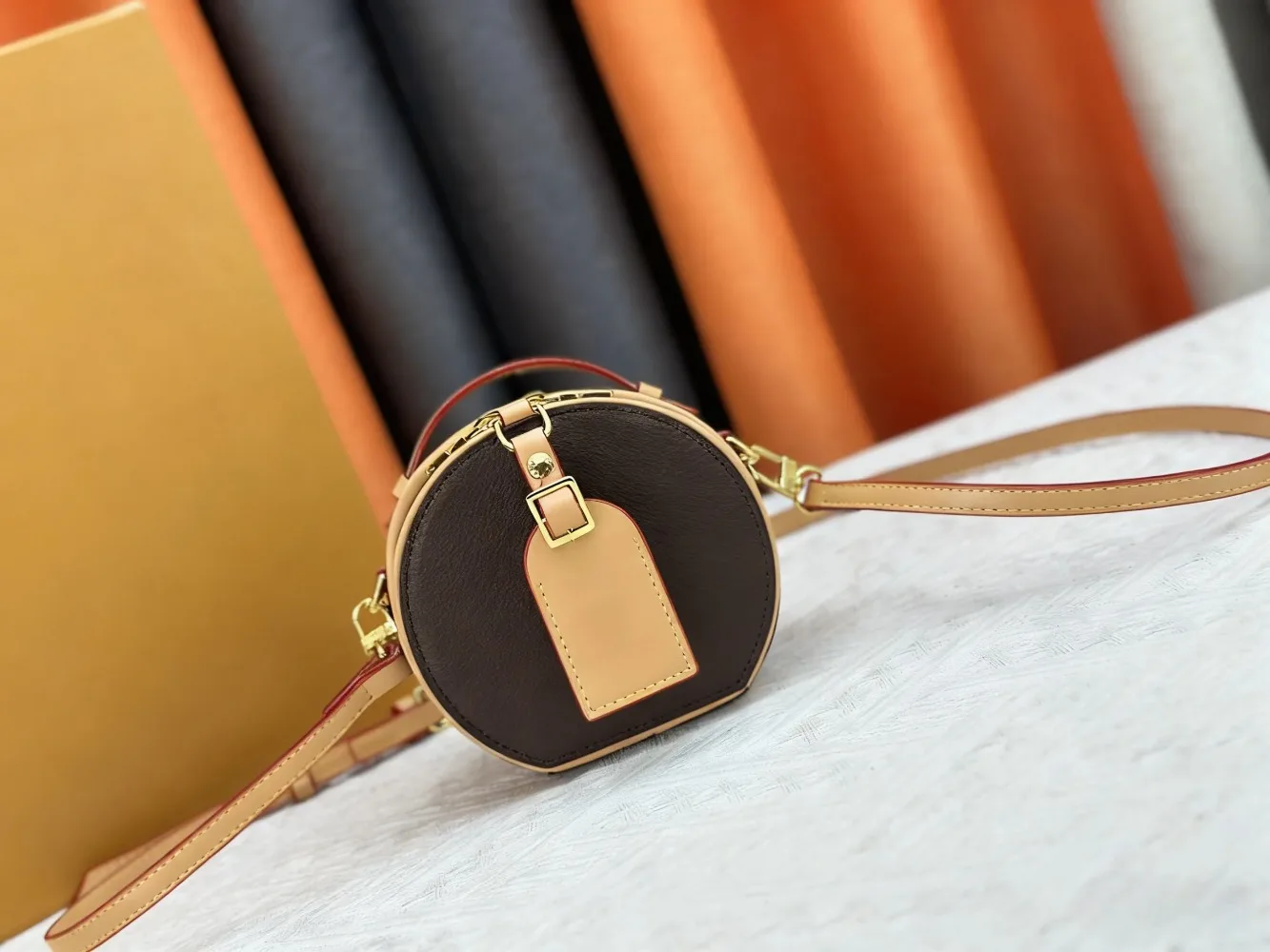 

2025 New SIZE: 13x12x6.5 CM Fashionable Versatile bags leather cherry Portable can be carried on the shoulder no boxes