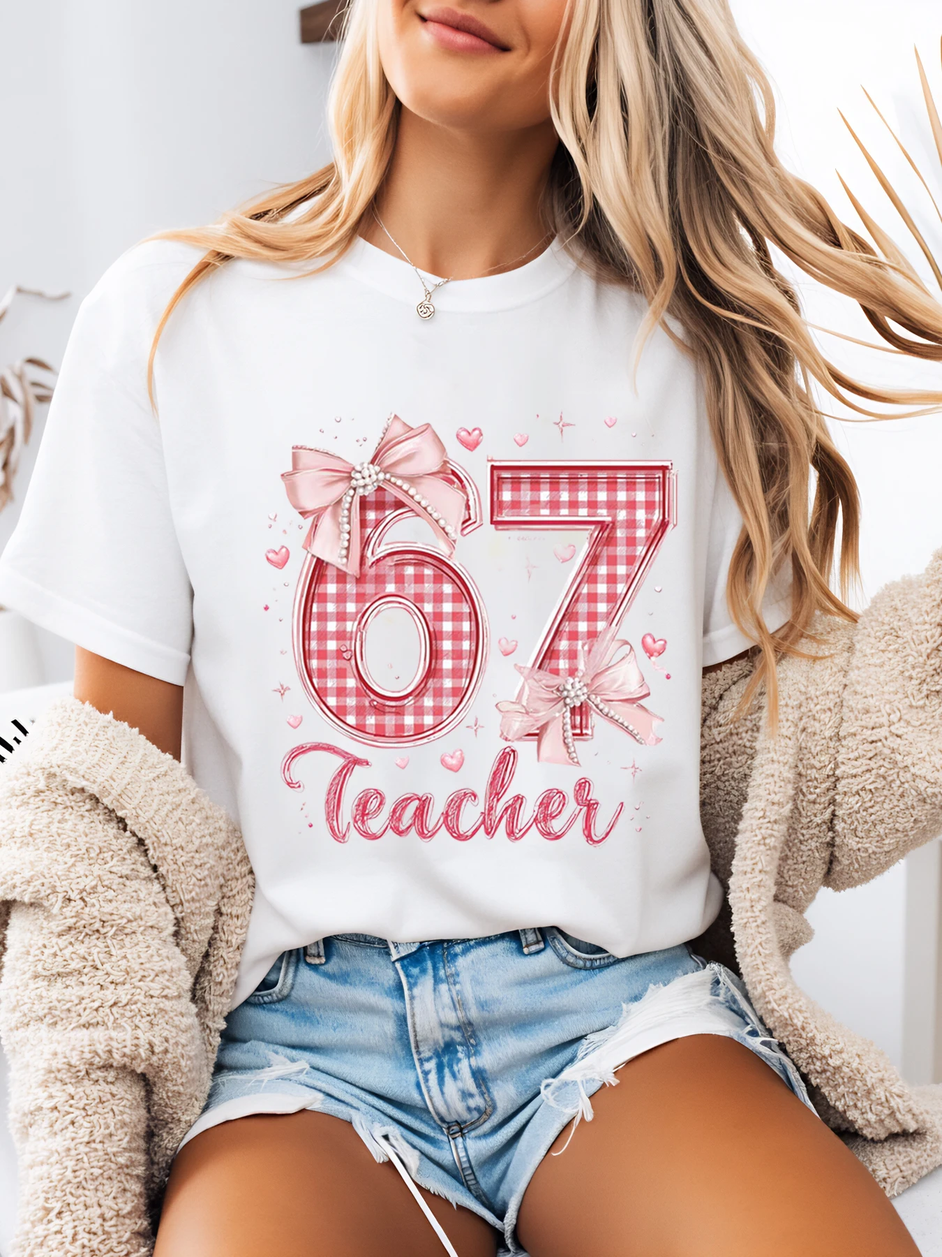 67 المعلم الوردي القماش القطني القوس طباعة تي شيرت عيد الحب المرأة عارضة ارتداء الأبيض زائد الحجم