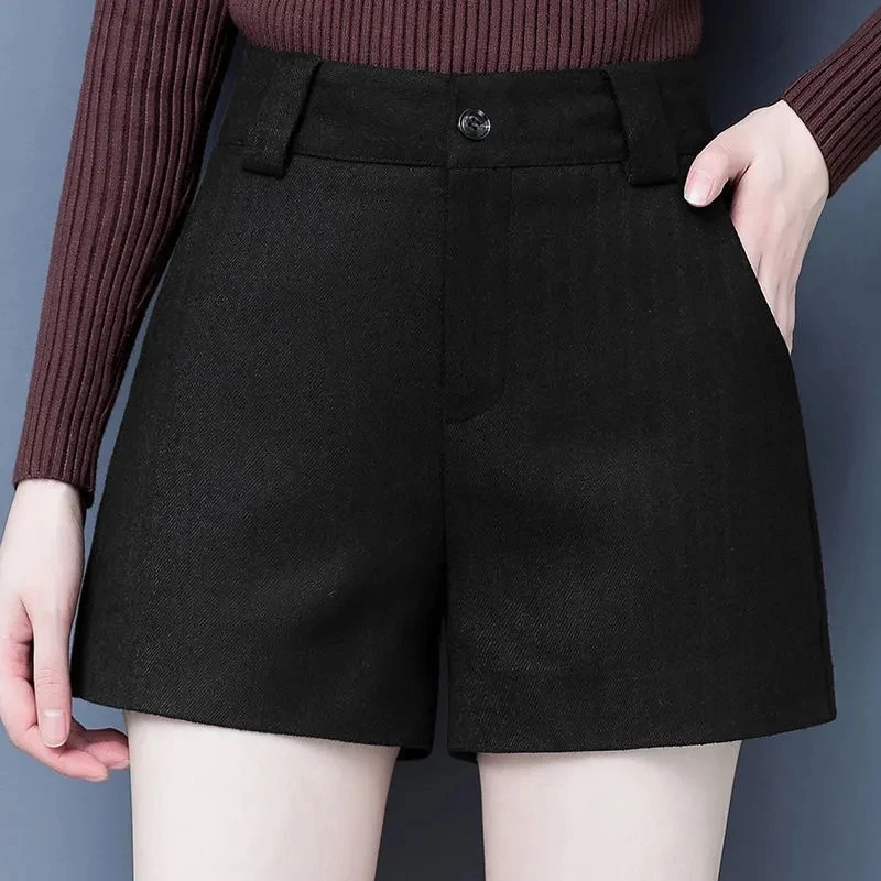 Black Woolen Shorts For women Autumn Winter 2026 New High waisted Loose Fashion Outerwear Versatile Women's Boots and pants