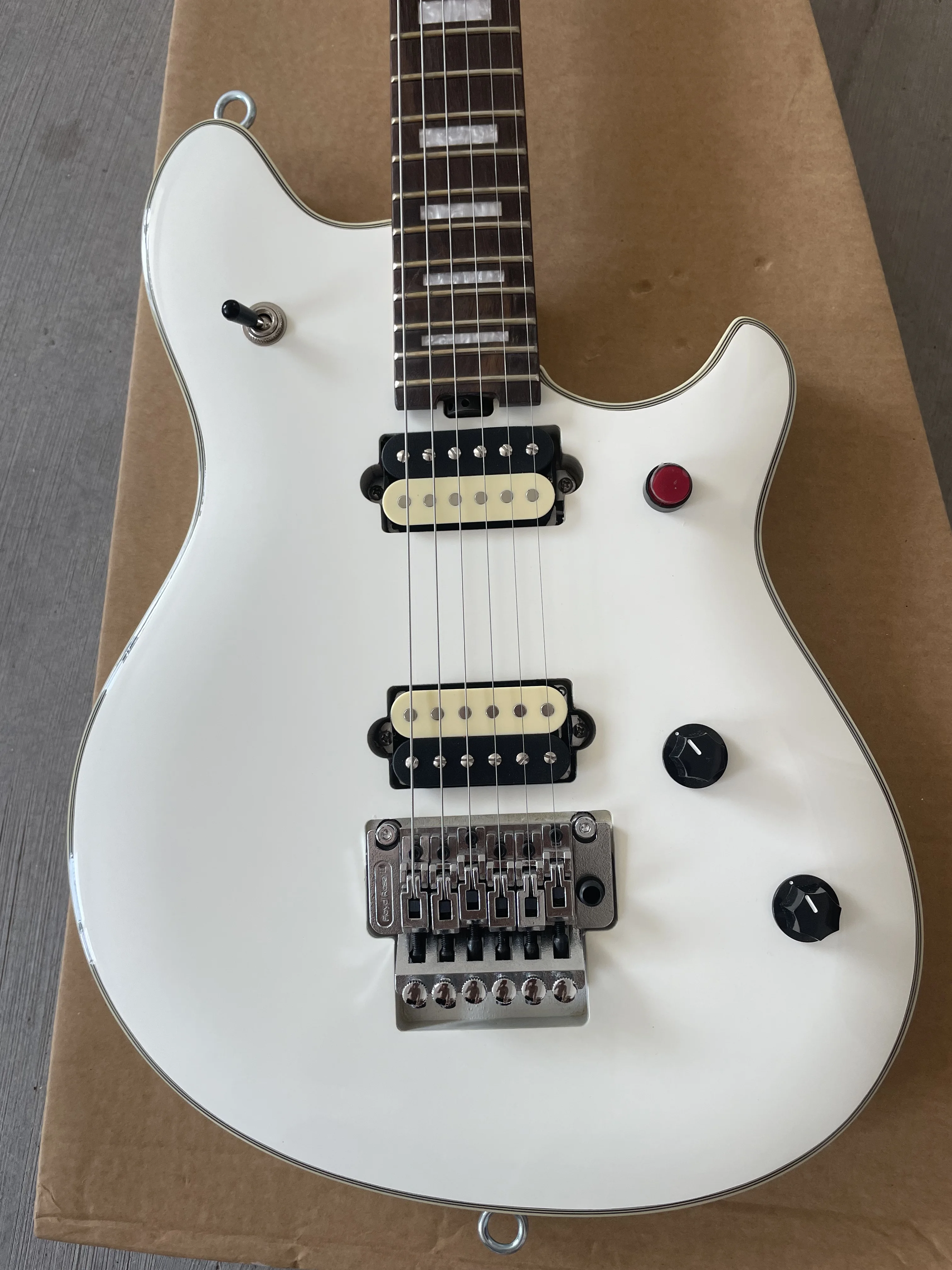 Higher Quality Electric Guitar White Finish 2H Pickups Silver Tremolo