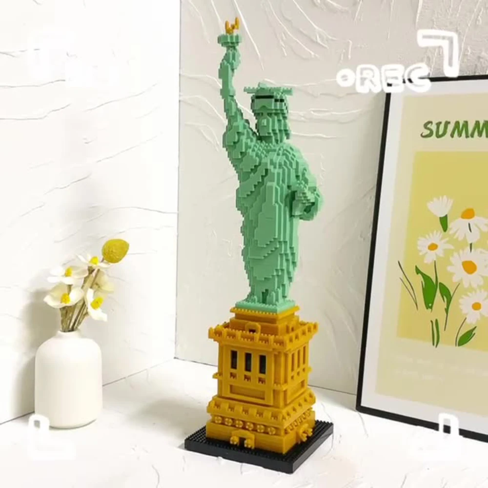 Statue of Liberty desktop ornament building block assembly