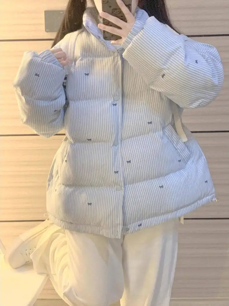 Niebieski, biały, puchowy płaszcz damski, letni, luźny krój, płaszcz ort, wzór w paski z węzłem.