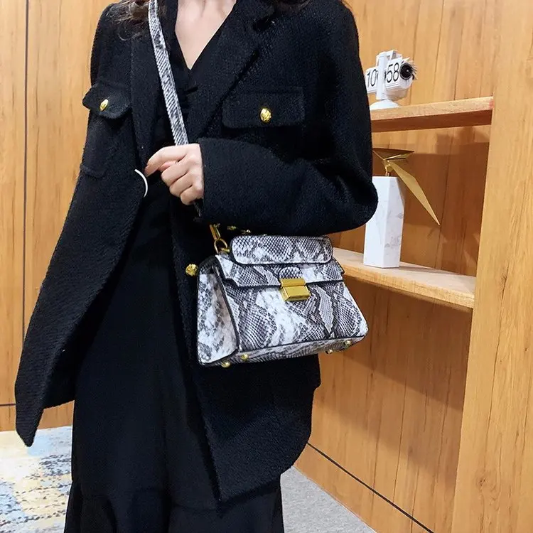 

Эксклюзивная дизайнерская сумка-трансформер (на плечо, через плечо, в руку) с принтом под змеиную кожу, роскошная текстура, легкая и универсальная.