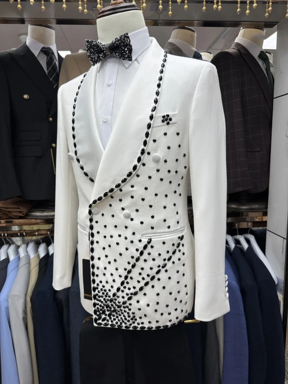 Abito da sposo bianco da uomo Set giacca da 2 pezzi + pantaloni neri Pantaloni con cristalli Pietre Giacca da ufficio formale personalizzata Cappotto da smoking da sposa