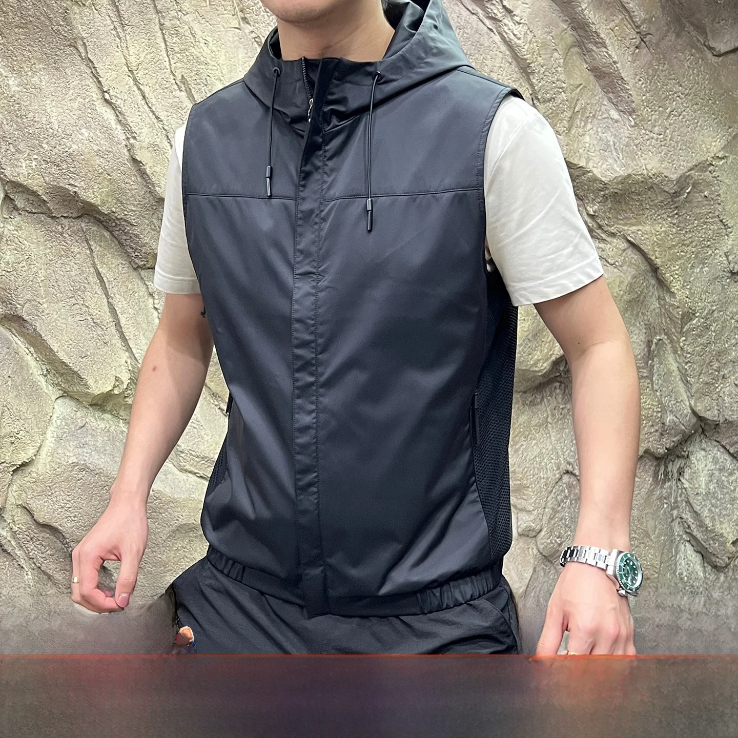 

Мужской дышащий жилет из ткани Memory Tech с капюшоном, итальянская роскошная линия, легкий уличный осенний жилет 2025 Faion Stand Fit