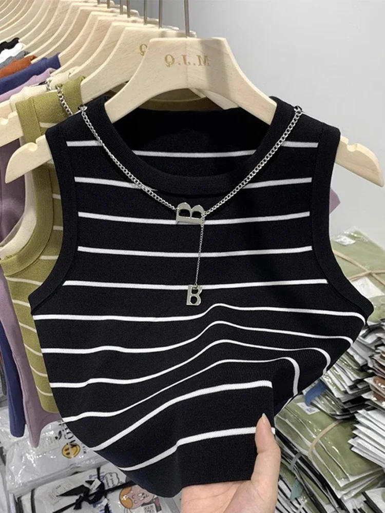 Il nuovo gilet da donna indossa una camicia inferiore senza maniche in maglia corta con temperamento a bordo largo a righe