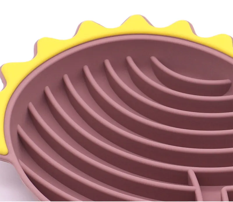 Haustierzubehör: Anti-Rutsch Slow-Feeder Napf für Hunde – Silikon-Futterstation mit Saugnapf zur Ablenkung beim Baden und Training – Detail 6