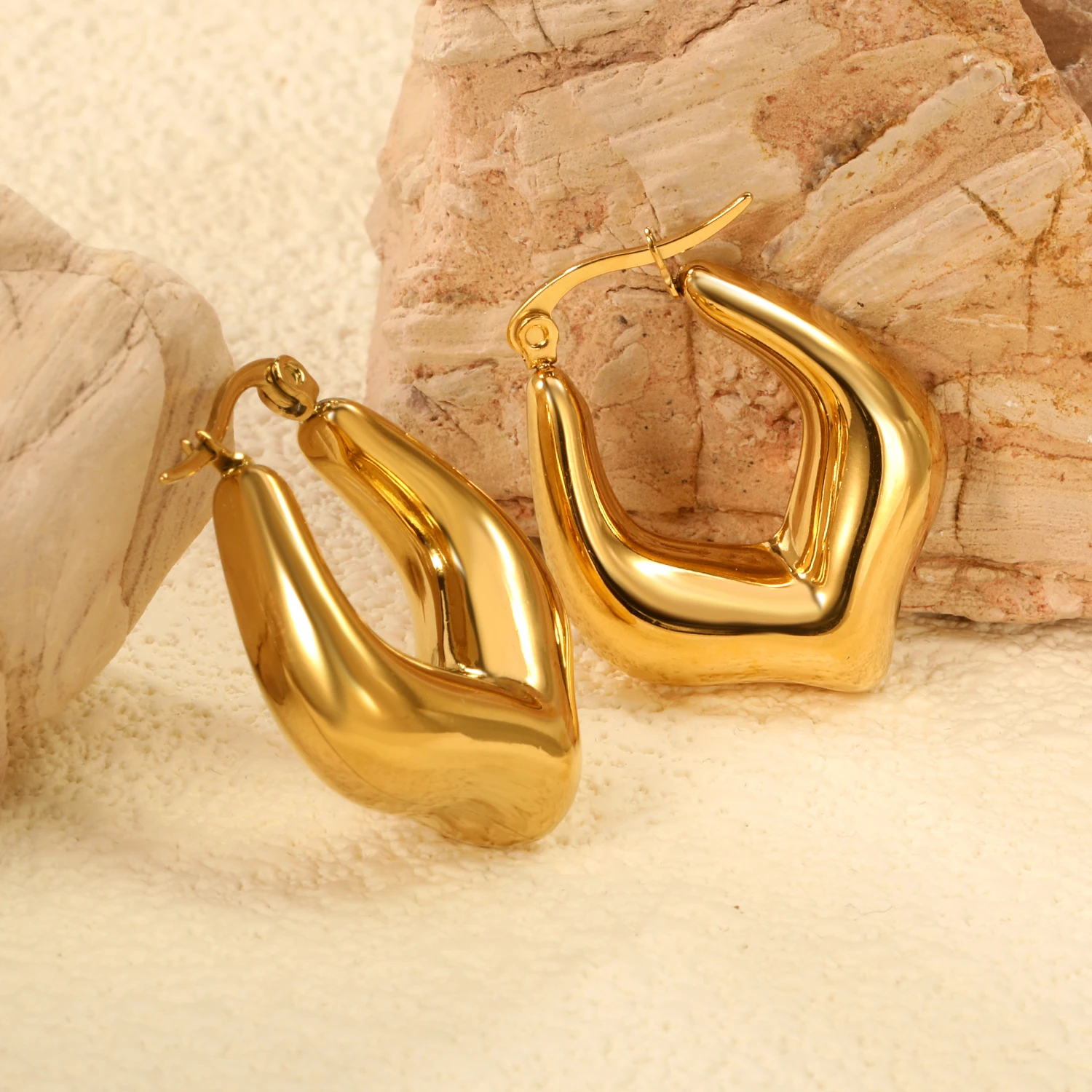 Modische, übertriebene, hohle U-förmige Ohrringe, wasserdichter Edelstahl vergoldet, Vintage-Schmuck für den täglichen Gebrauch von Damen
