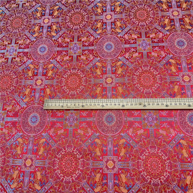Un classico cheongsam in tessuto jacquard ad alta densità rosso in stile cinese con apertura frontale e cappotto in broccato