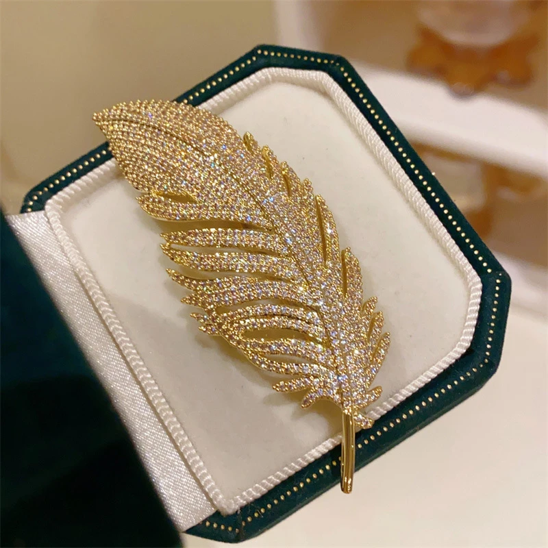 Luxury Gold Color Crystal Feather Brooches For Women Rhinestone Alloy Plant Brooch Lady Party Safety Pins Jewelry Gift