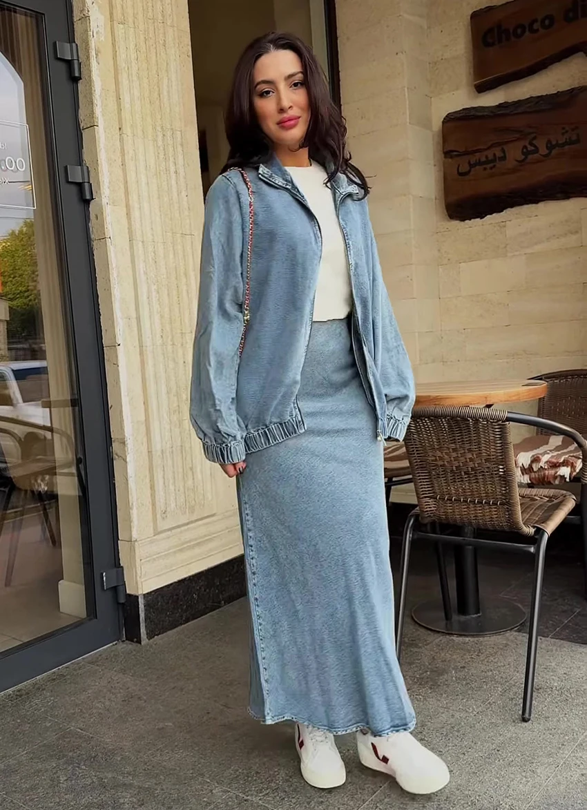 

Весенний джинсовый комплект 2026: женский костюм из двух предметов – свободный кардиган и длинная джинсовая юбка с высокой талией, куртка на молнии, элегантный стиль