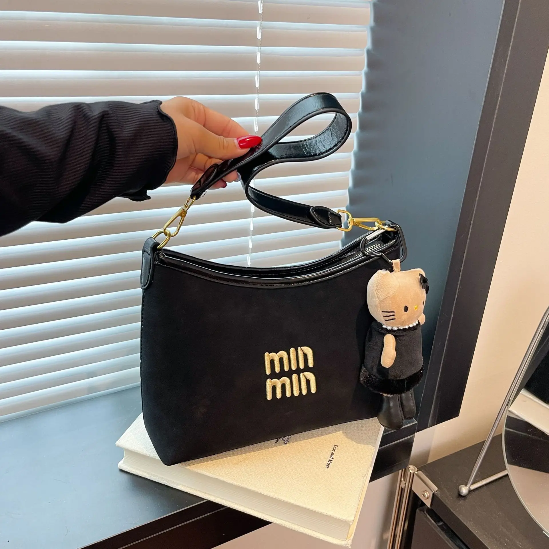 

2026 Summer Crescent Hobo Bag | Pea-Shaped Canvas Underarm Purse for Women, Structured Lunch Box Shoulder & Handheld Bag