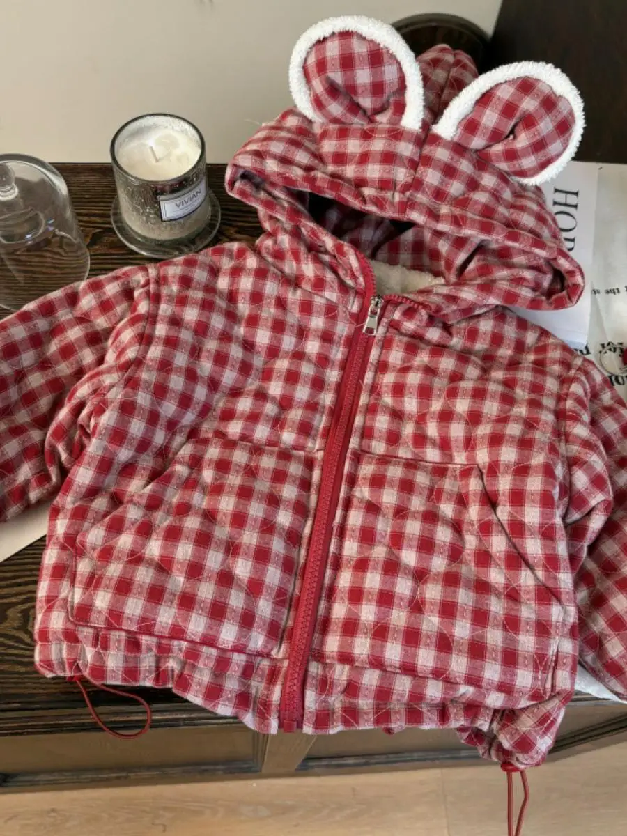 

Корейское детское зимнее пальто 2025 года, новинка, с капюшоном и ушками кролика, на флисовой подкладке, в клетку, для девочек, модное, хлопковое...