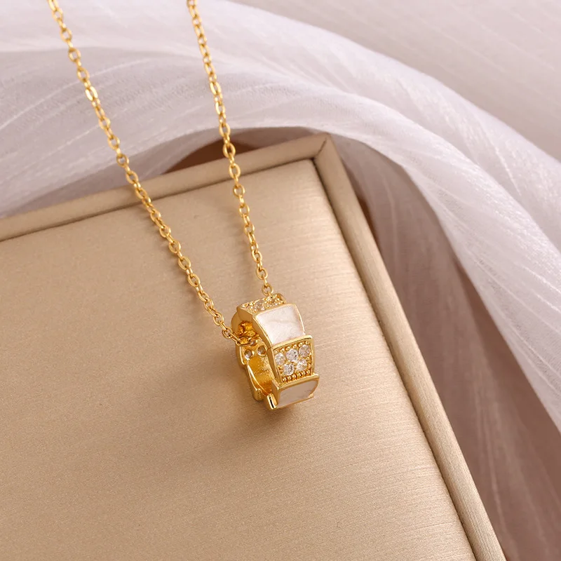 

Black and white female snake bone diamond inlaid oil-dripping necklace collarbone chain, fashionable clothing necklace