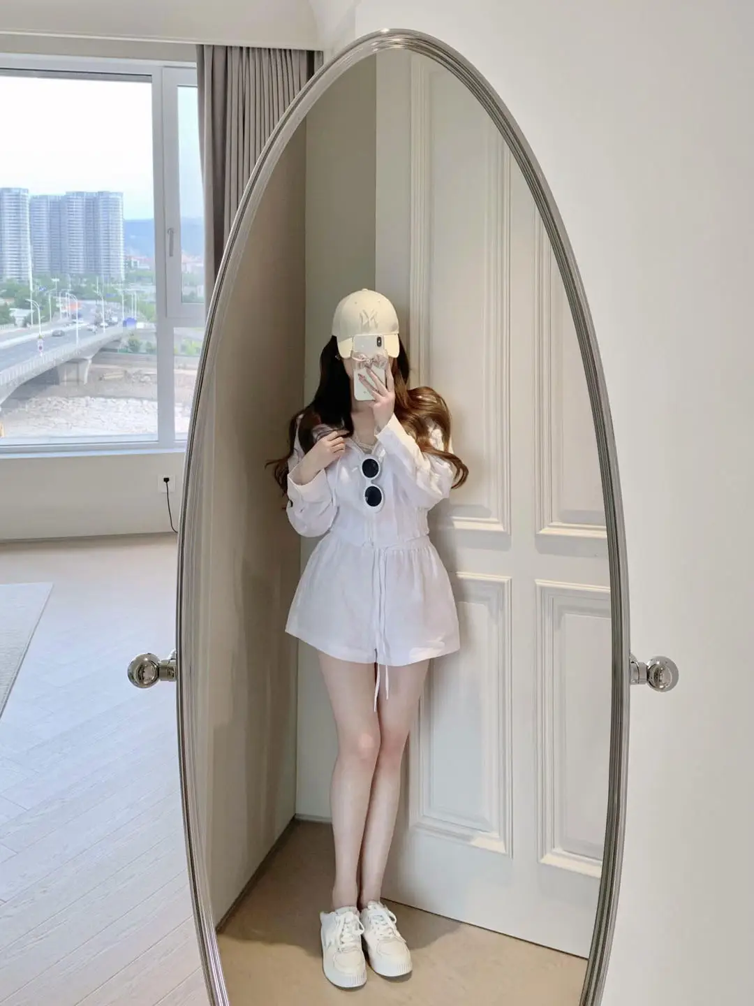 

Laid-back Sporty White Hooded Jacket Women's Summer Casual Versatile High Waist Slimming Shorts Two-piece Set Fashion Ensemble