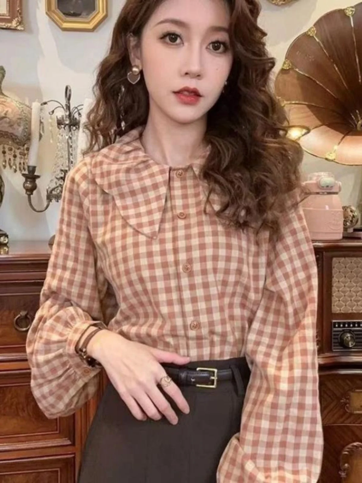 camisa-feminina-xadrez-de-manga-longa-com-gola-boneca-estilo-hong-kong-vintage-primavera-com-bolso-e-lenco-novo-estilo-2026-elegante