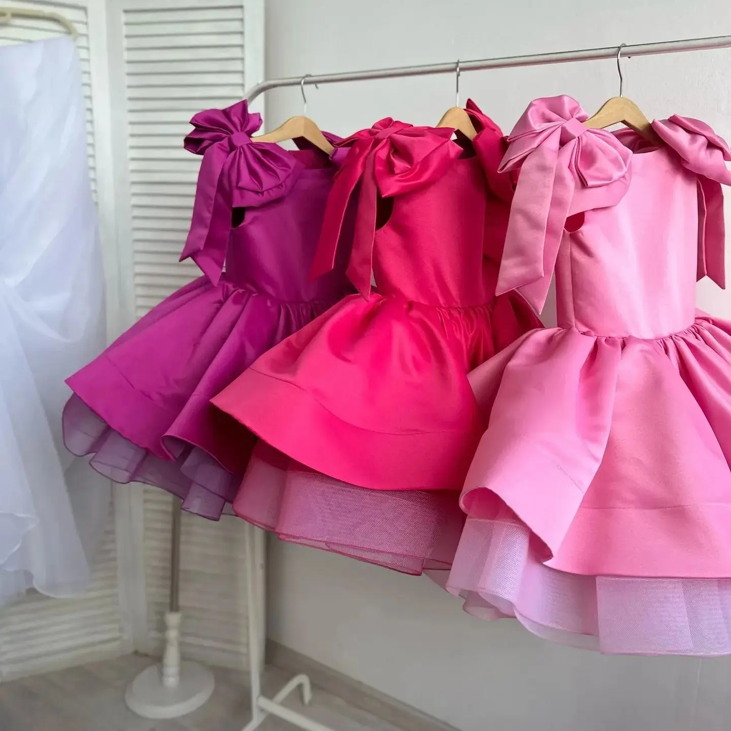 

Индивидуальные платья с цветочным узором для девочек на свадьбу с бантами длиной до колена, милые платья для первого причастия для маленьких детей, вечерние платья на день рождения