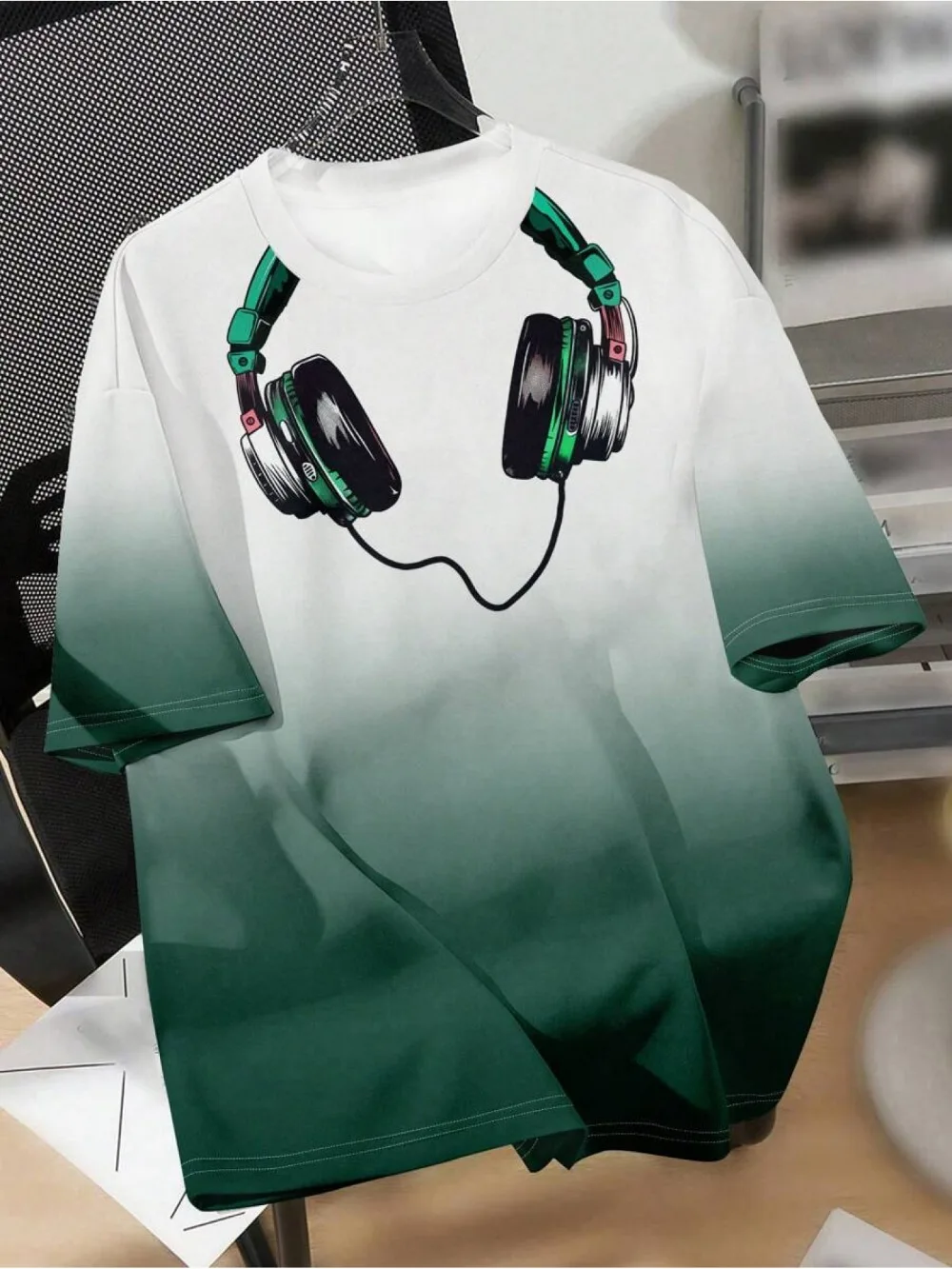 Retro Music Headset Ombre Gradient 3D Printed Men T‑Shirt Y2K Hip‑Hop Loose Short Sleeve Top Trendy Street Casual Daily Wear Tee