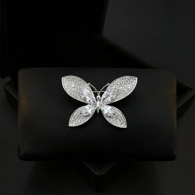 

Shiny Crystal Butterfly Brooch Women High-End Exquisite Fashion Suit Neckline Corsage Cardigan Pin Accessories Jewelry Gift 5722