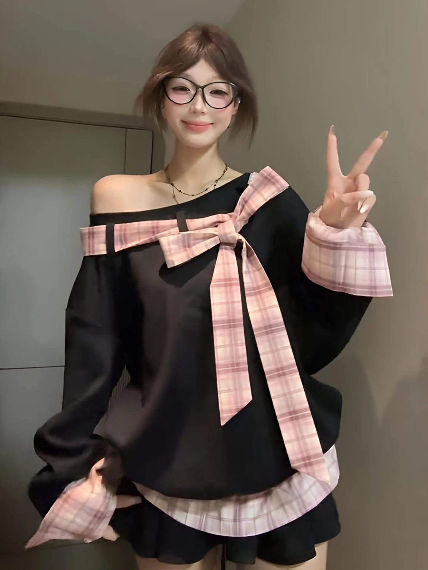 เสื้อสเวตเชิ้ตแขนยาวลายสก็อตทรงหลวมไหล่เฉียงแบบไม่มีฮู้ด สไตล์สาวหวานเท่ ไซส์ใหญ่ ลดอายุ สีดำ เหมาะสำหรับฤดูใบไม้ผลิและฤดูใบไม้ร่วง