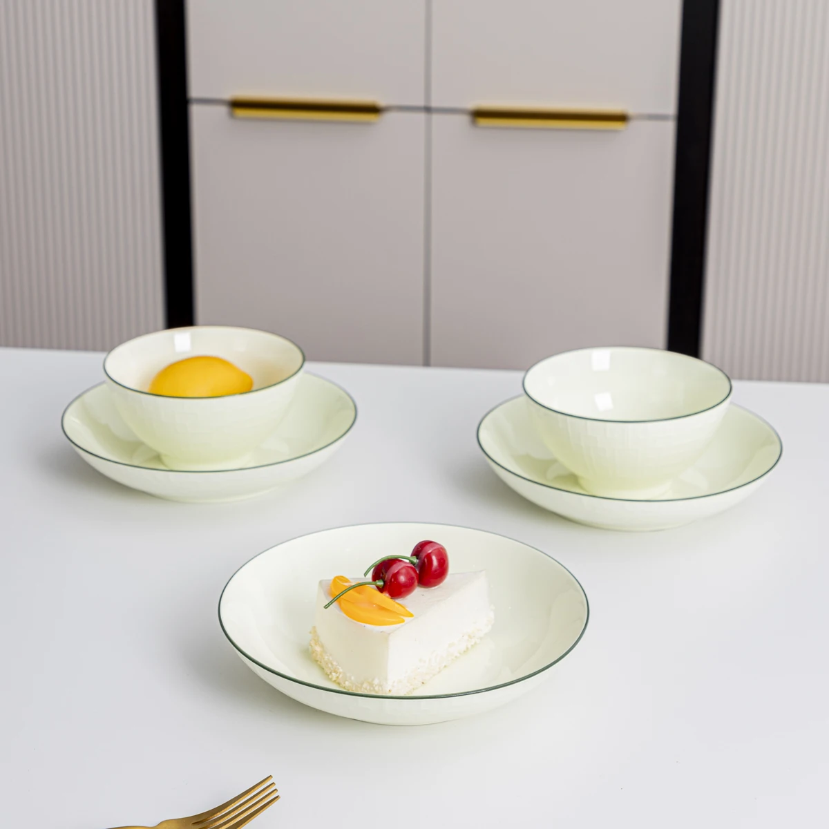 Green Porcelain Bowls and Plates Set Modern Simple Style Tableware Set for 4 People High Temperature Ceramic Dishes