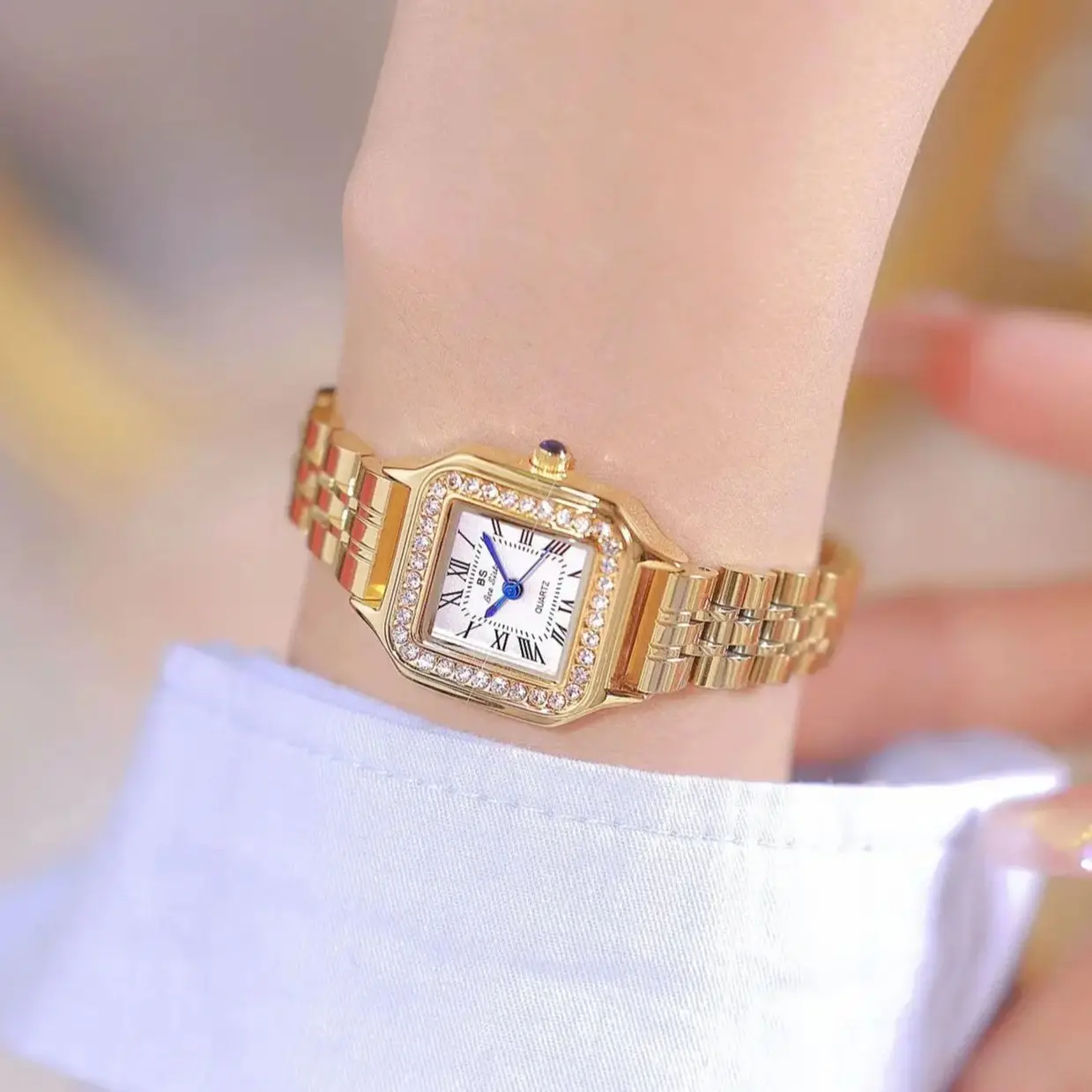 ساعة نسائية مربعة فاخرة أنيقة بمينا ماسي وحزام من الفولاذ المقاوم للصدأ كوارتز ساعة يد فضية عالية الجودة للسيدات