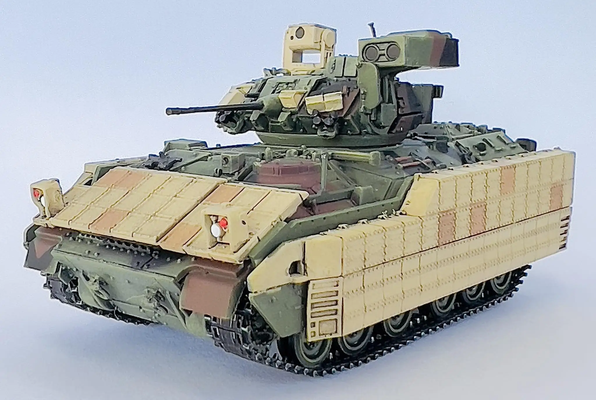 DRAGON 63125 1/72 Scale M2A3 Bradley w/ERA Camouflage Pre-built Plastic Model Kit