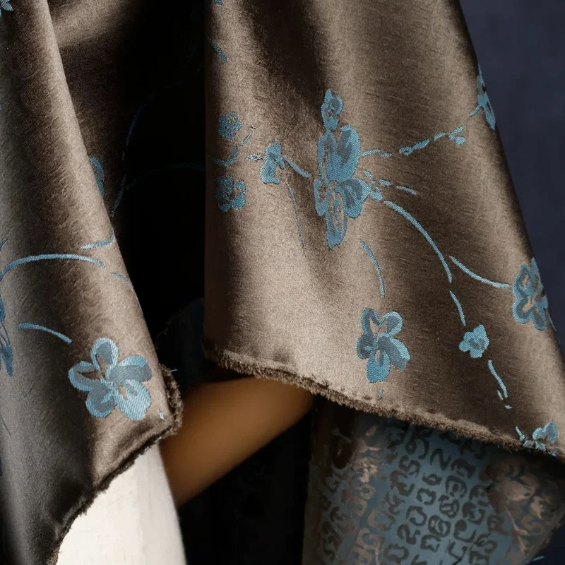 فستان بني صديق للبشرة غير مرن، صورة ظلية صغيرة عالية اللمعان من قماش الجاكار الساتان شيونغسام، تنورة طويلة من قماش هانفو