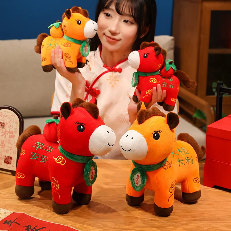 

2026 Новогоднее благословение пони, плюшевые игрушки, нежная вышивка, стоячая кукла-лошадь, прекрасный декор для рабочего стола, красивый подарок