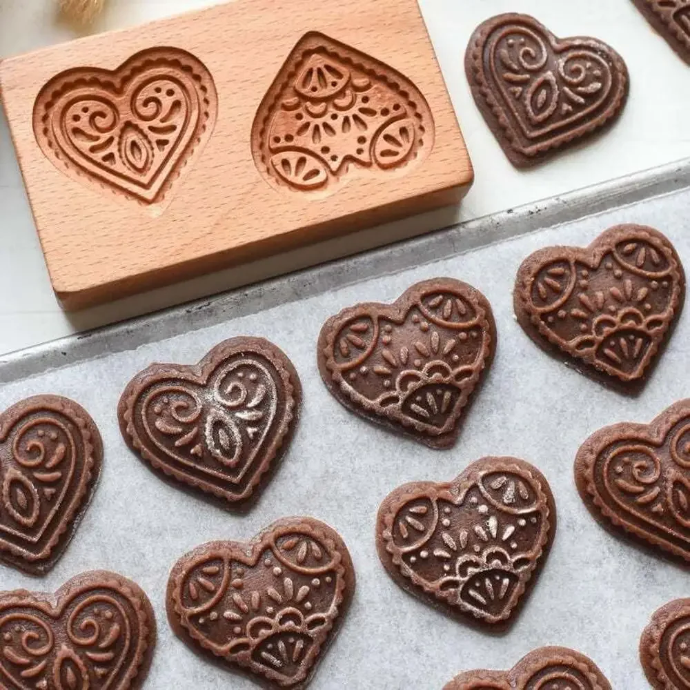 DIY Wooden Shortbread Mold Raspberry Heart Carved Gingerbread Cookie Mold Kitchen Cutter Molds For Valentine\'s Day Easter Party