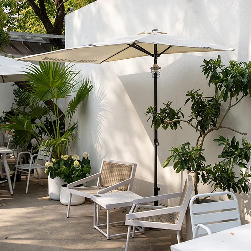 The height of the sunshade umbrella can be adjusted. Half of the outdoor courtyard umbrella is against the wall