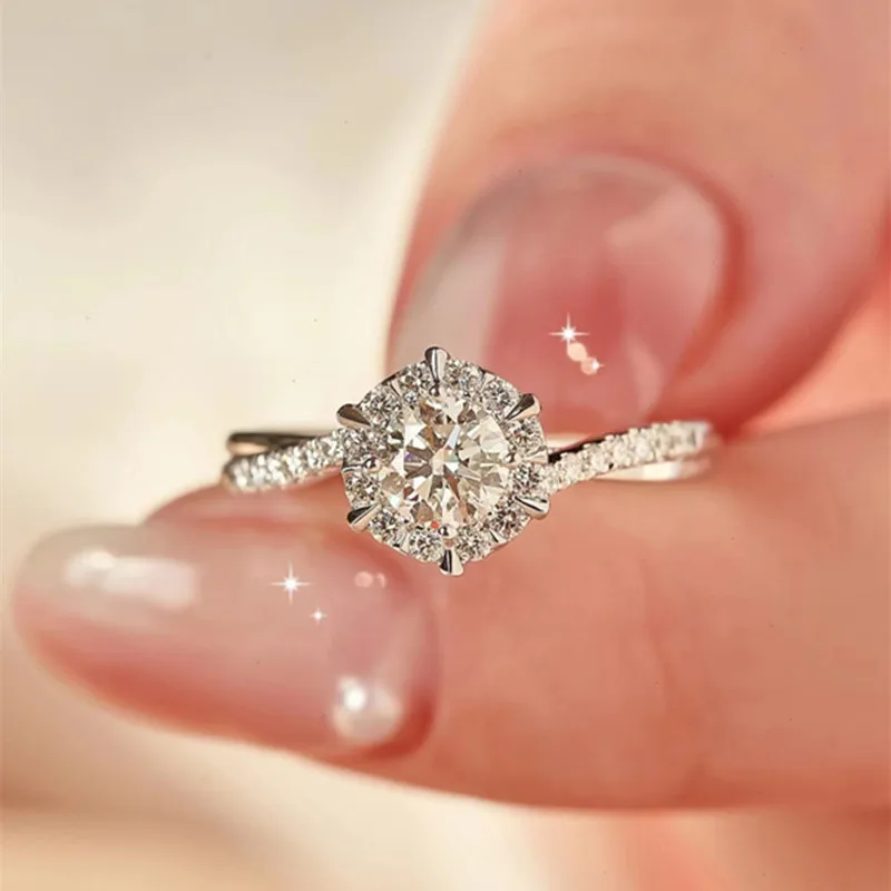 

Platinum PT950 Korean-Style Elegant Twisted Moissanite Ring