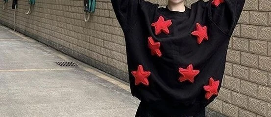 

2025 Red Star Loose Round-Neck Pullover Sweatshirt for Autumn and Winter with Design-Driven Long Sleeves