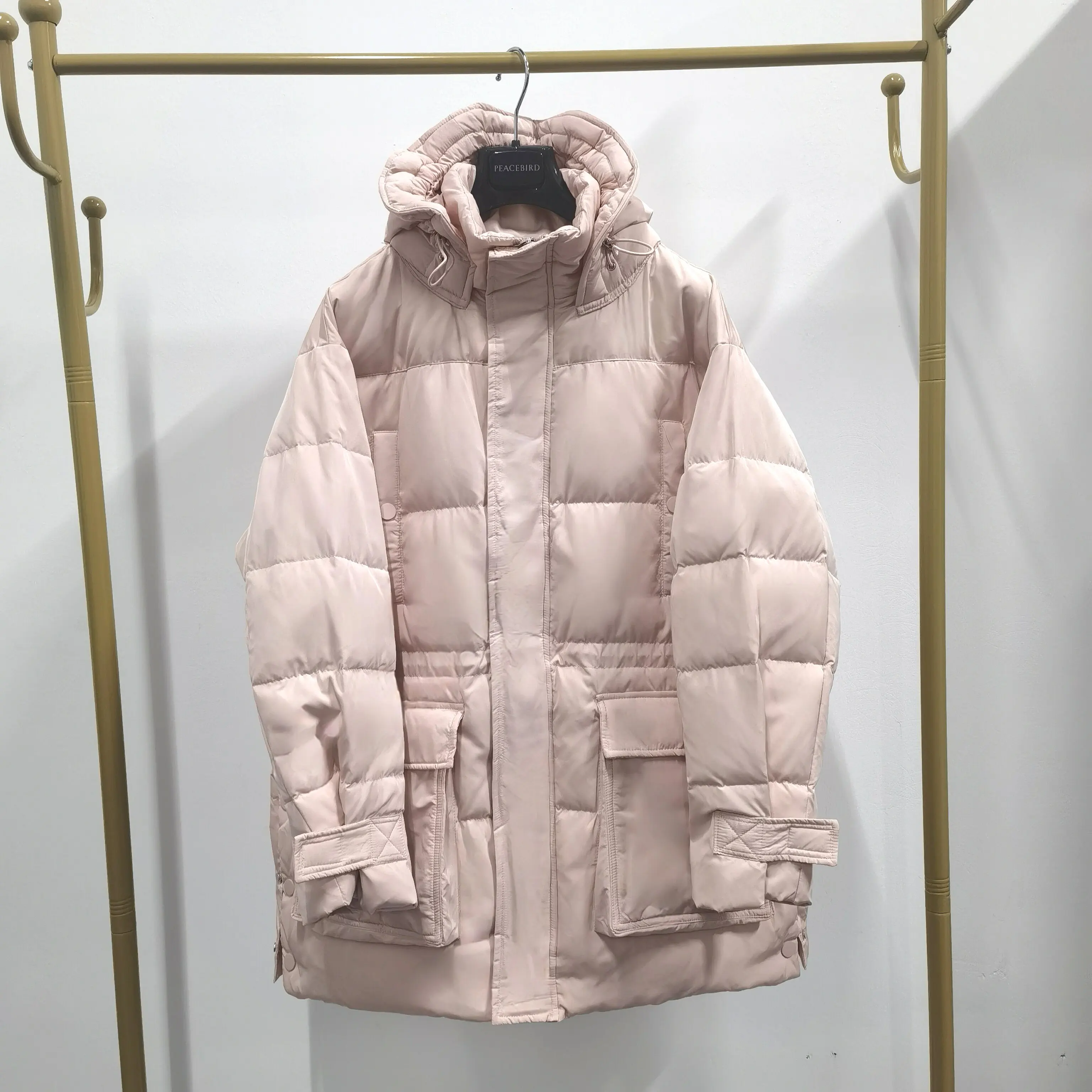 

Новая женская зимняя пуховая куртка 2026 года: свободная, ветрозащитная, с капюшоном