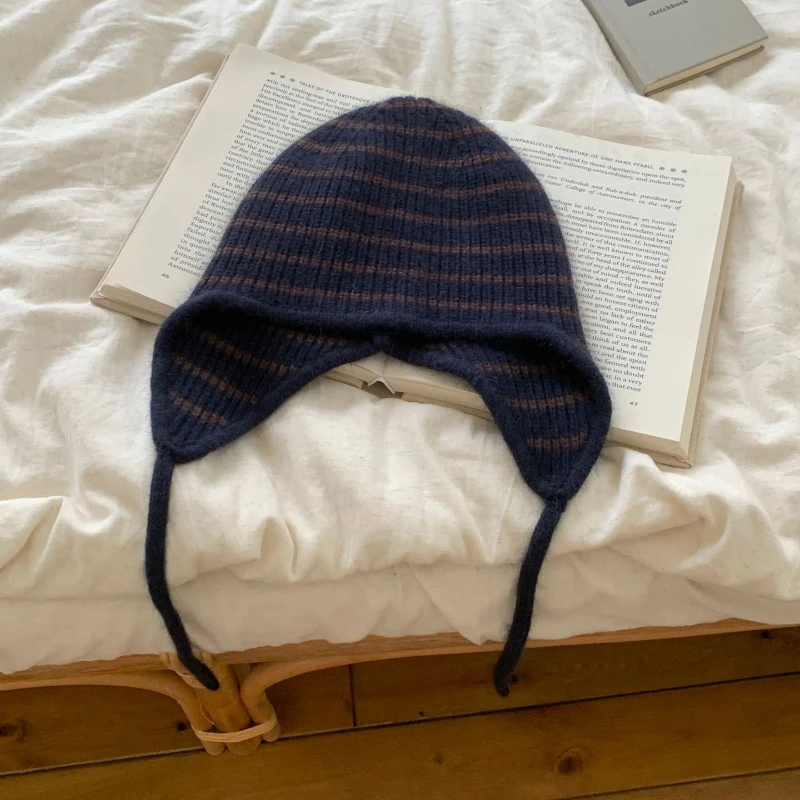 Japanische Wollmischmütze mit Streifenmuster, Schnürung und Ohrenschutz, gestrickt für Wärme im Winter, als Beanie-Mütze oder Bomber-Mütze für Damen geeignet, auch zum Radfahren. – Detail 7